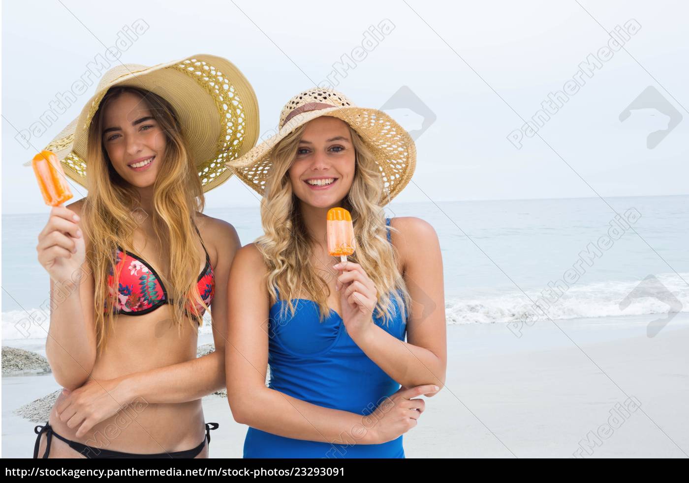 Mulheres felizes na praia comendo sorvete - Fotos de arquivo #23293091 |  Banco de Imagens Panthermedia