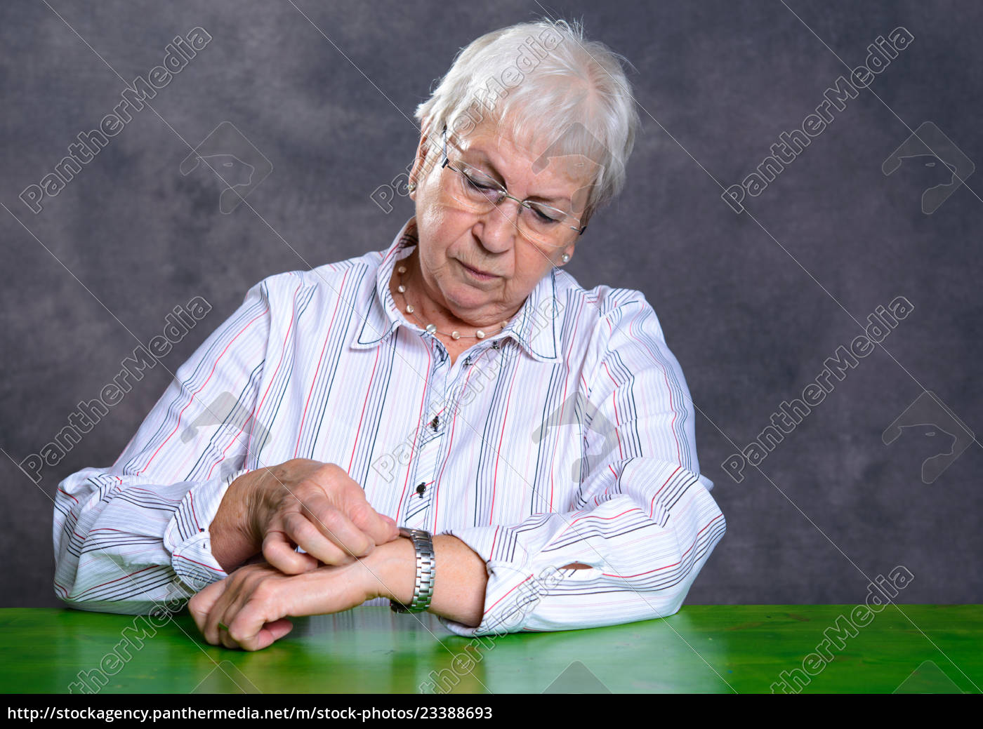 mulher idosa pelada cinza definir seu relógio - Stockphoto #23388693 |  Banco de Imagens Panthermedia