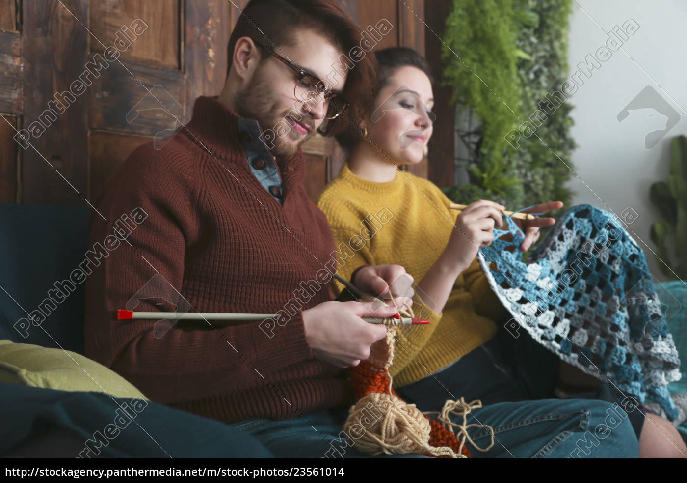 Pareja joven tejiendo y haciendo ganchillo en la sala - Stockphoto  #23561014 | Agencia de stock PantherMedia