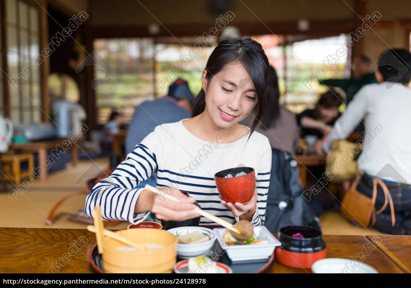 Mulher comendo comida japonesa em restaurante - Stockphoto #24128978 |  Banco de Imagens Panthermedia