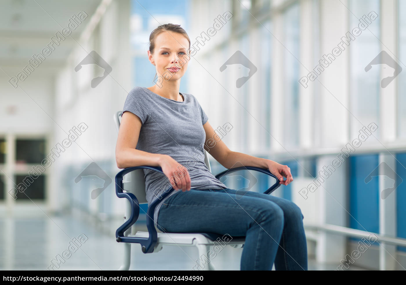 Paciente do sexo feminino sentada em uma cadeira de - Stockphoto #24494990  | Banco de Imagens Panthermedia