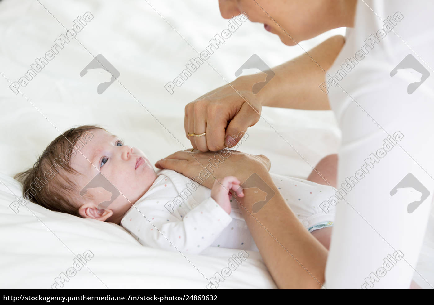 linda mãe loira mulher está dando a seu bebê uma - Stockphoto #24869632 |  Banco de Imagens Panthermedia