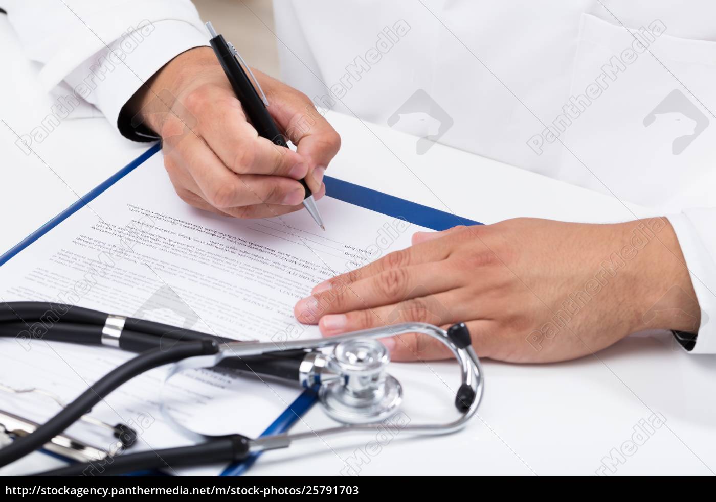 documento de firma de la mano del doctor - Foto de archivo #25791703 ...