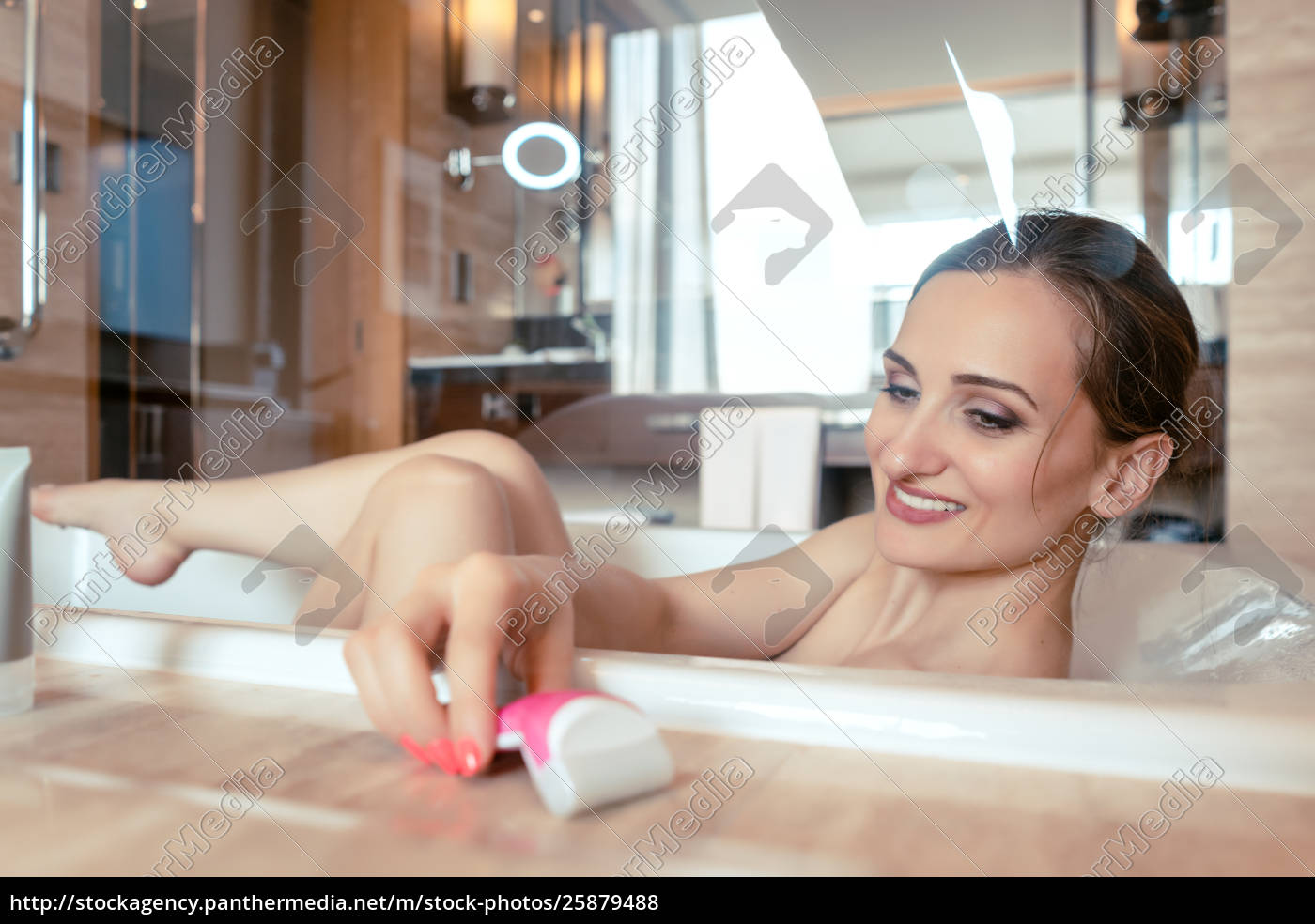 Mulher tomando banho na banheira do hotel pegando sua - Stockphoto  #25879488 | Banco de Imagens Panthermedia