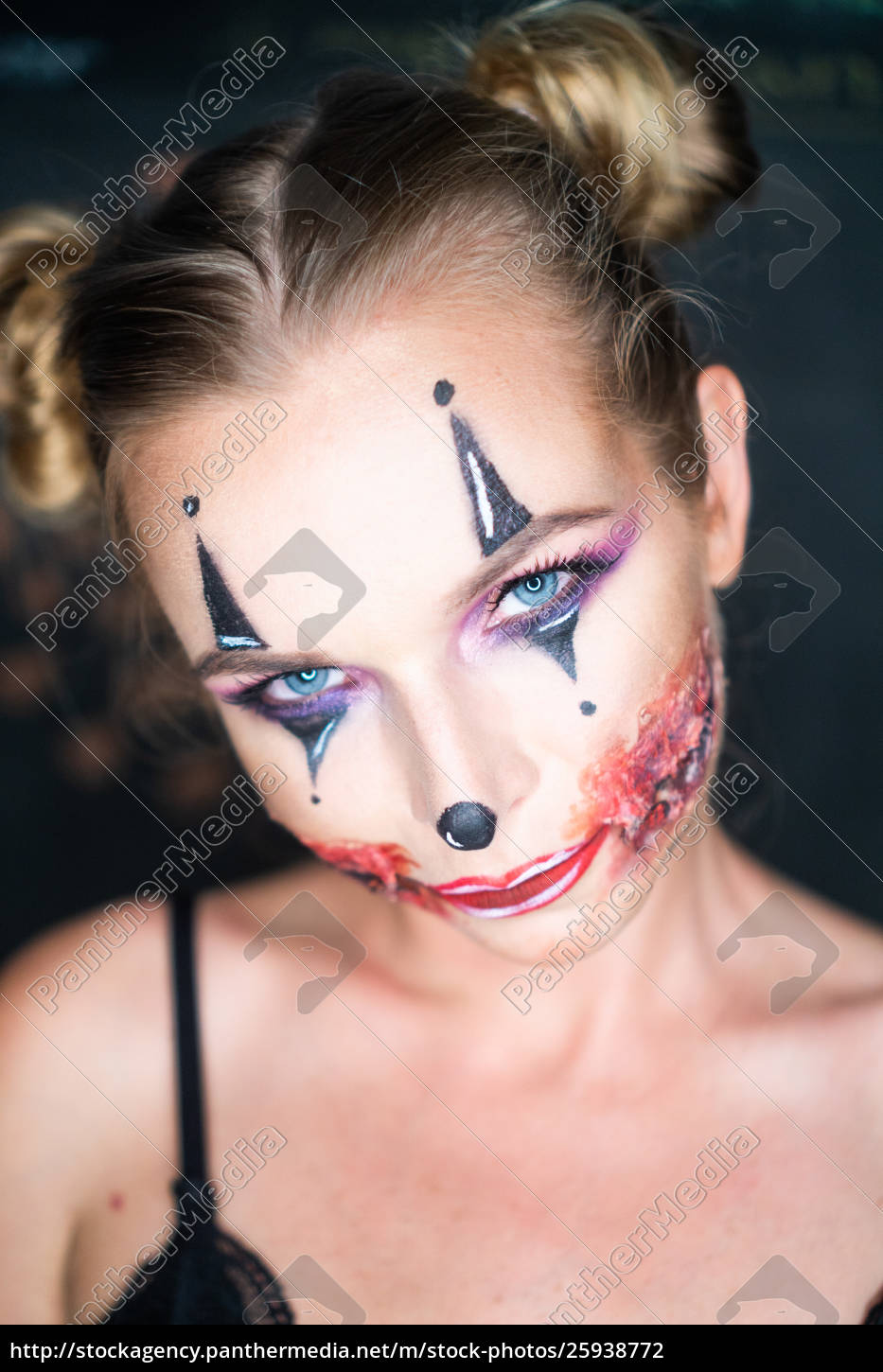 Woman with clown Halloween makeup - Royalty free photo 25938772 |  PantherMedia Stock Agency