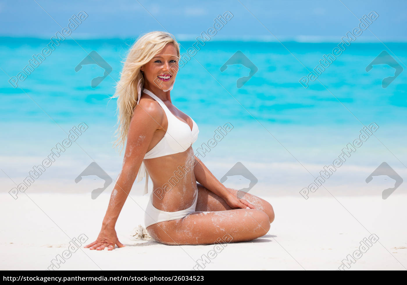 Chica rubia en la playa de Maldivas - Foto de archivo #26034523 | Agencia  de stock PantherMedia