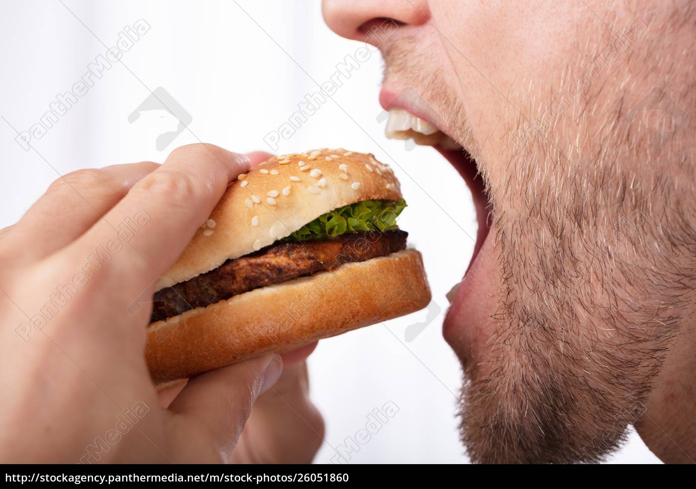 Homem comendo hambúrguer - Stockphoto #26051860 | Banco de Imagens  Panthermedia