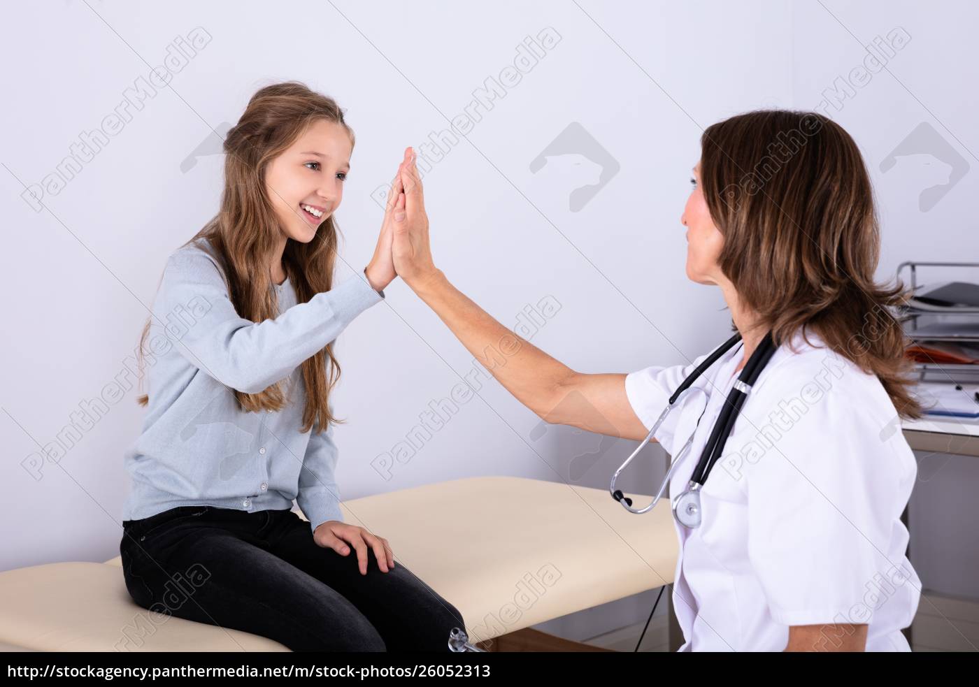 Médico dando high five para paciente menina - Fotos de arquivo #26052313 |  Banco de Imagens Panthermedia