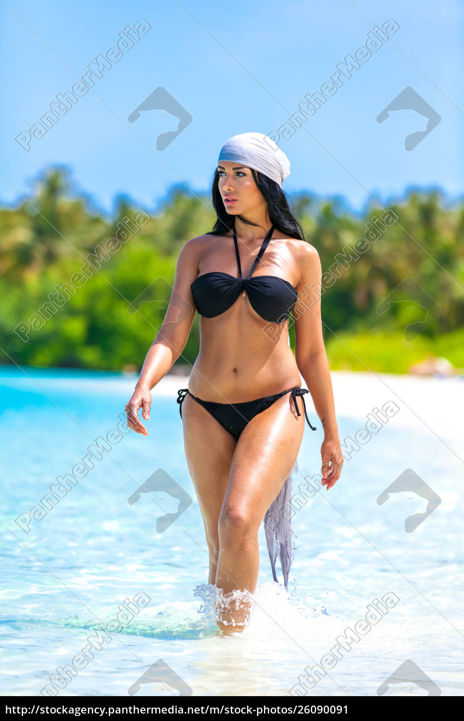 Chica de pelo negro en la playa - Stockphoto #26090091 | Agencia de stock  PantherMedia