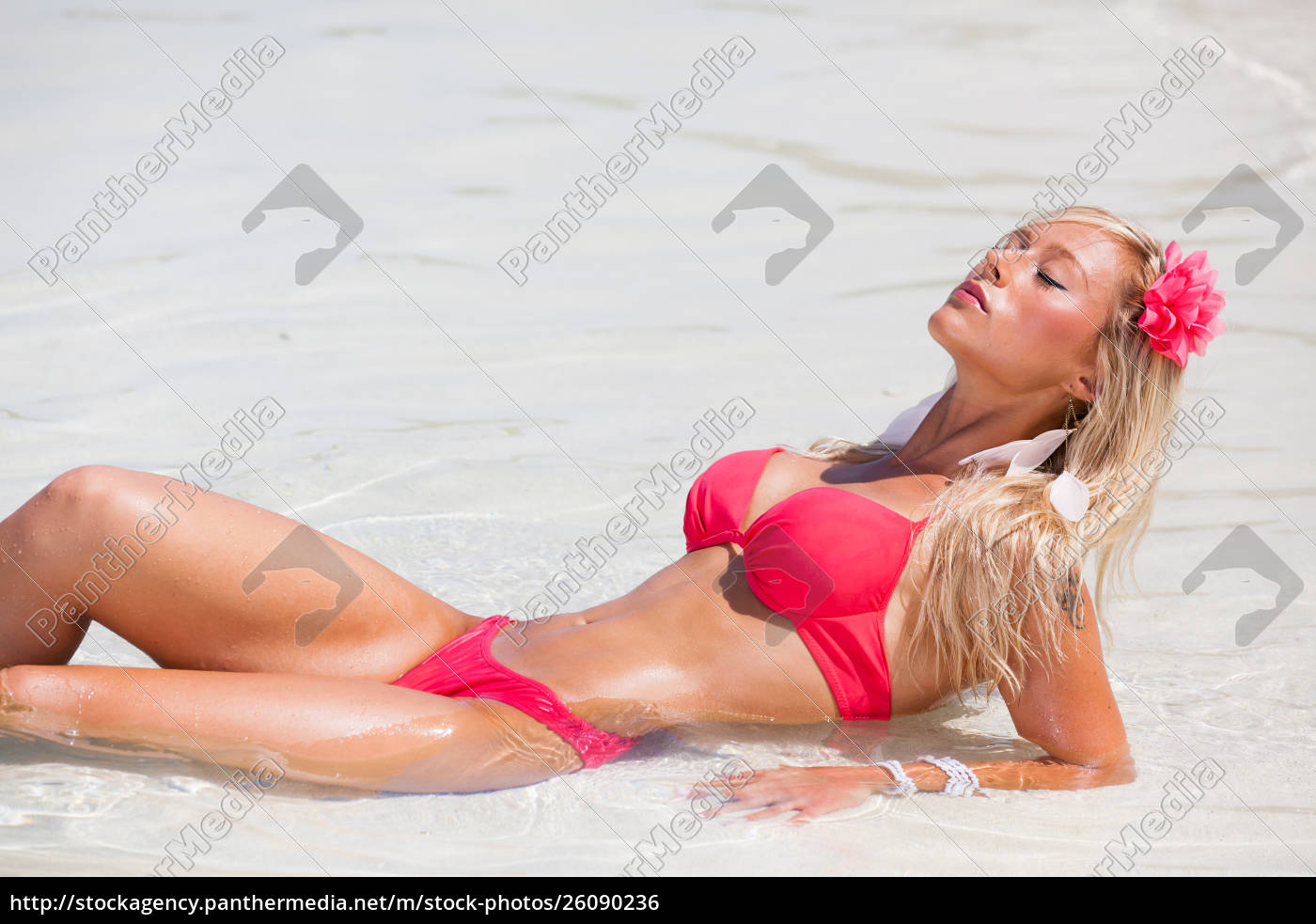 Garota loira com biquíni vermelho no mar nas Maldivas - Stockphoto  #26090236 | Banco de Imagens Panthermedia