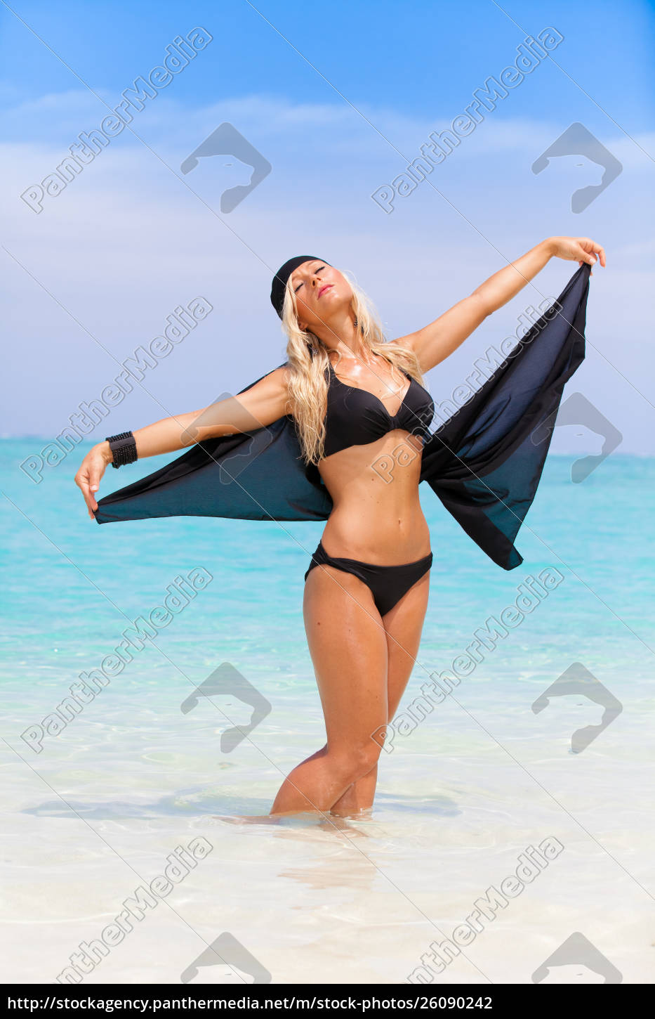 Loira com biquíni preto no mar nas Maldivas - Stockphoto #26090242 | Banco  de Imagens Panthermedia