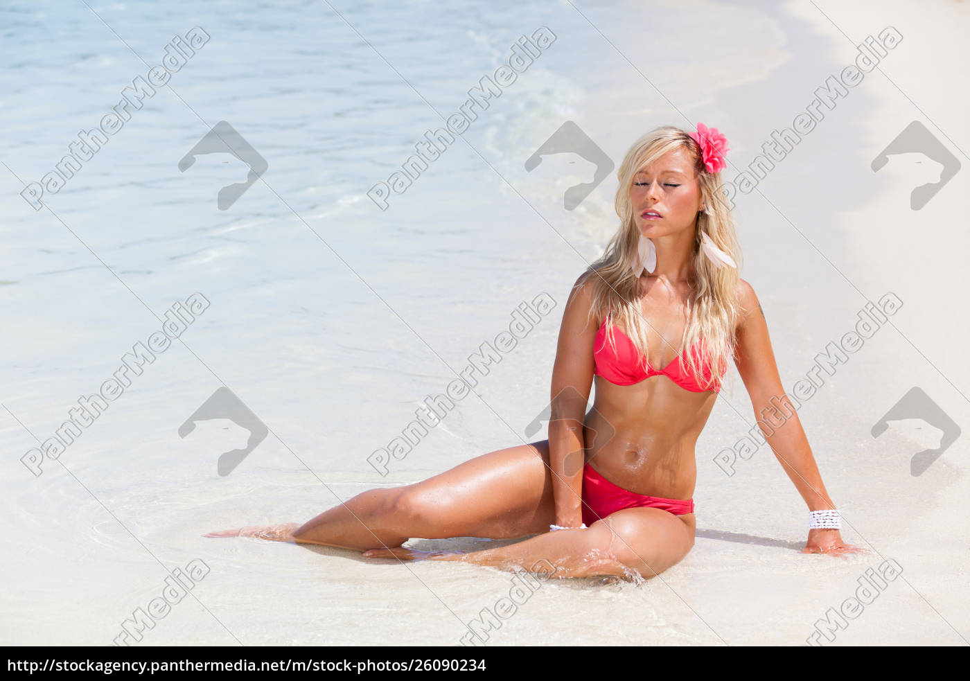 Loira com biquíni vermelho no mar nas Maldivas - Stockphoto #26090234 |  Banco de Imagens Panthermedia