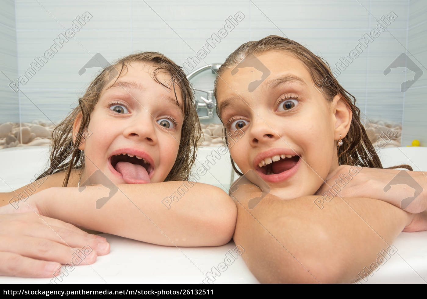 Dos chicas divertidas bañándose en la bañera - Stockphoto #26132511 |  Agencia de stock PantherMedia