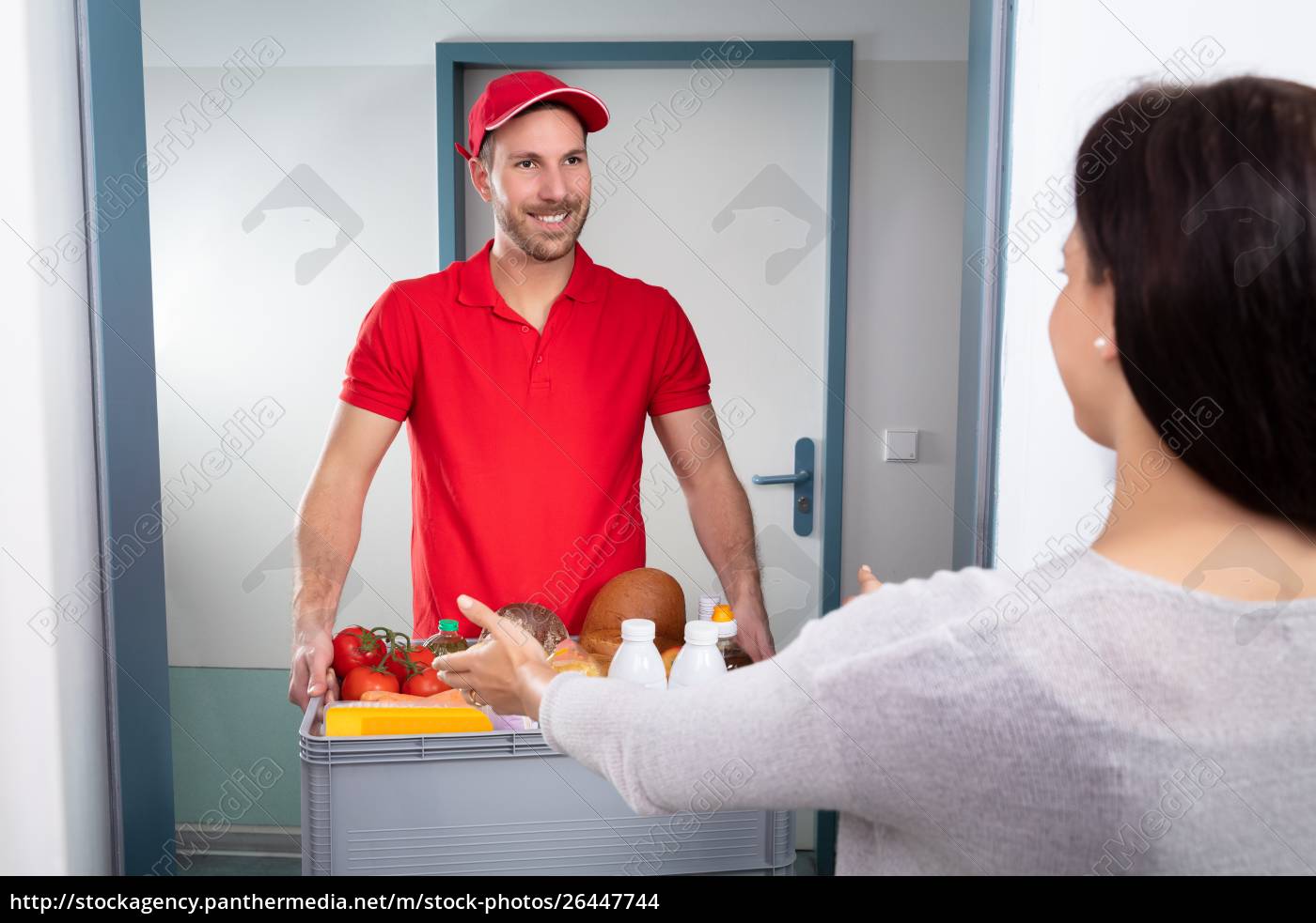 Entregador dando caixa de supermercado para mulher - Stockphoto #26447744 |  Banco de Imagens Panthermedia