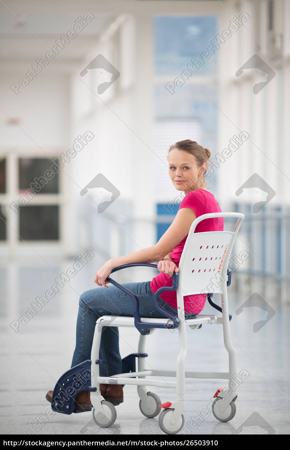 Paciente do sexo feminino sentada em uma cadeira de - Stockphoto #26503910  | Banco de Imagens Panthermedia