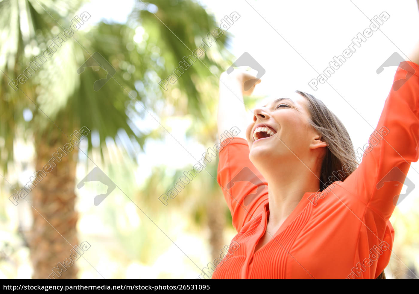 Mujer excitada levantando brazos al aire libre - Foto de archivo #26531095  | Agencia de stock PantherMedia