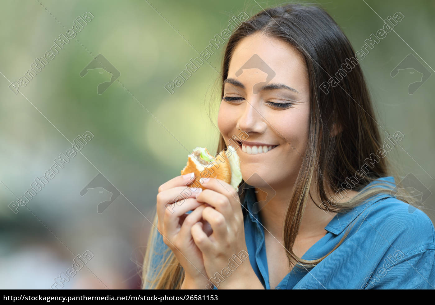 Mulher feliz comendo um delicioso hambúrguer na rua - Fotos de arquivo  #26581153 | Banco de Imagens Panthermedia