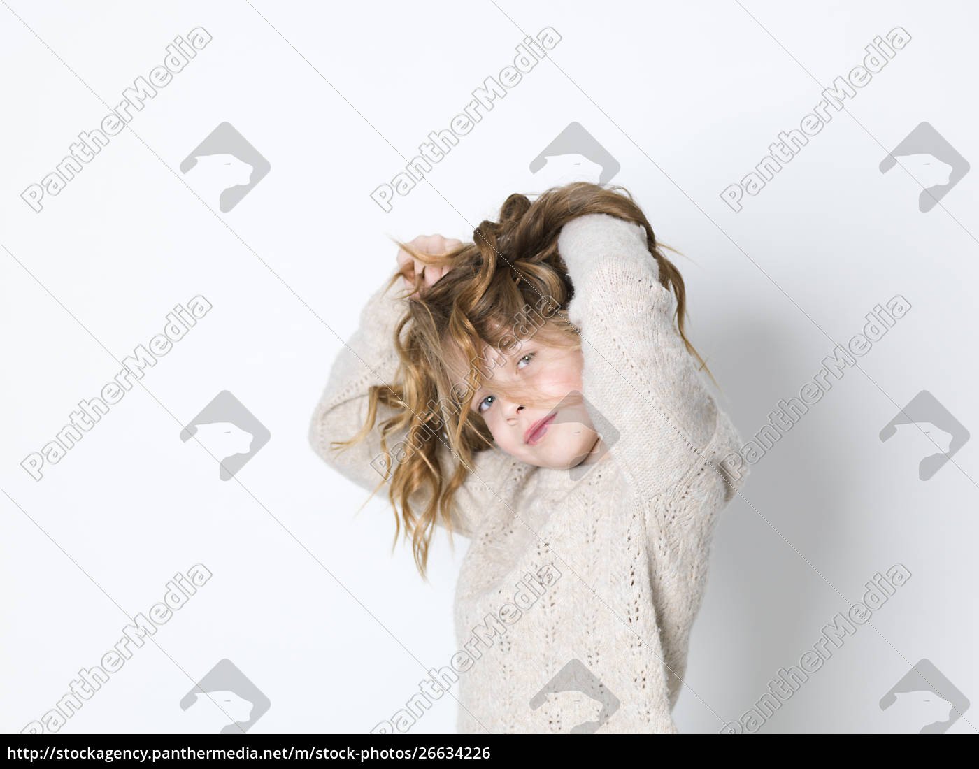 chica guapa rubia con pelo rizado posando contra un - Stockphoto #26634226  | Agencia de stock PantherMedia