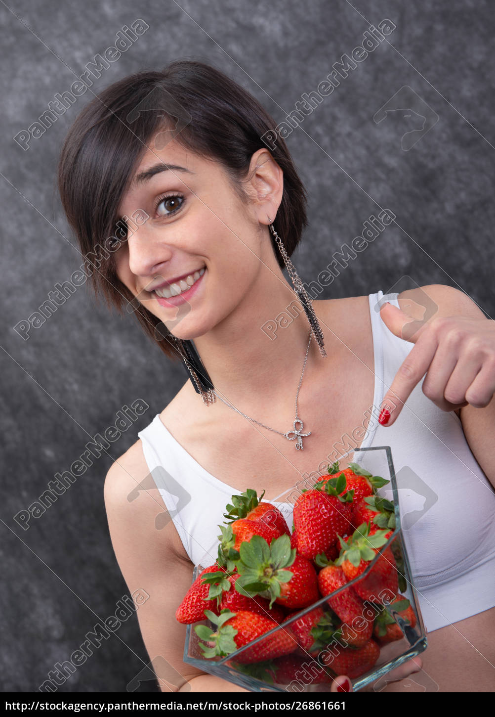 mulher morena muito jovem comendo morango - Stockphoto #26861661 | Banco de  Imagens Panthermedia