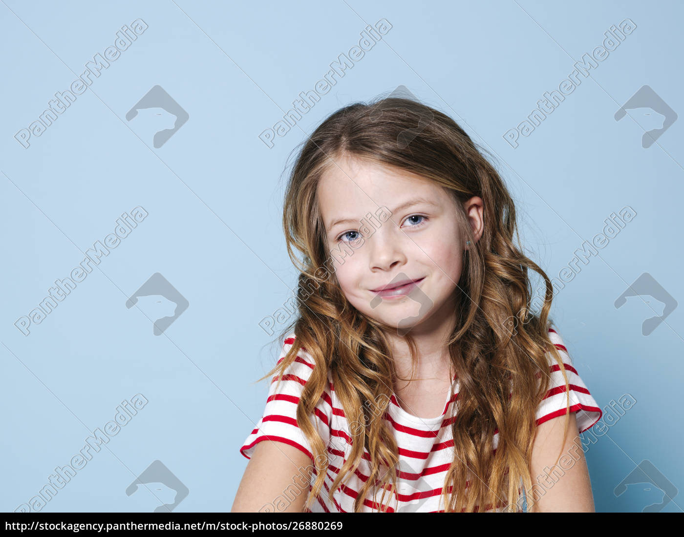 menina bonita com cabelo cacheado e camisa listrada - Fotos de arquivo  #26880269 | Banco de Imagens Panthermedia