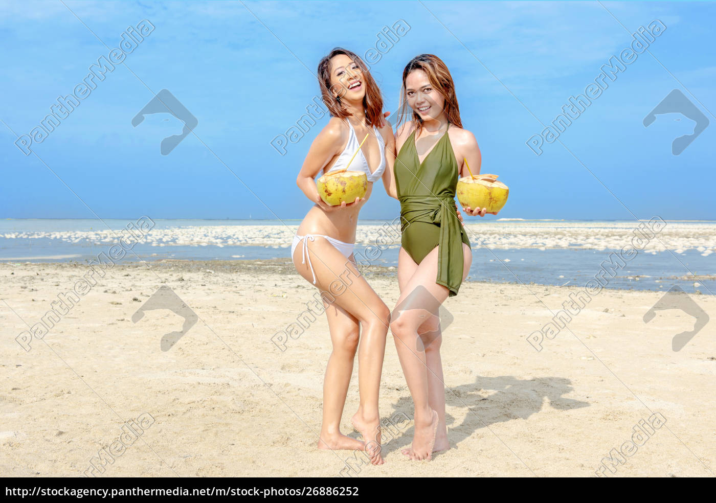 Dos chicas asiáticas sexy en bikini y traje de baño - Stockphoto #26886252  | Agencia de stock PantherMedia