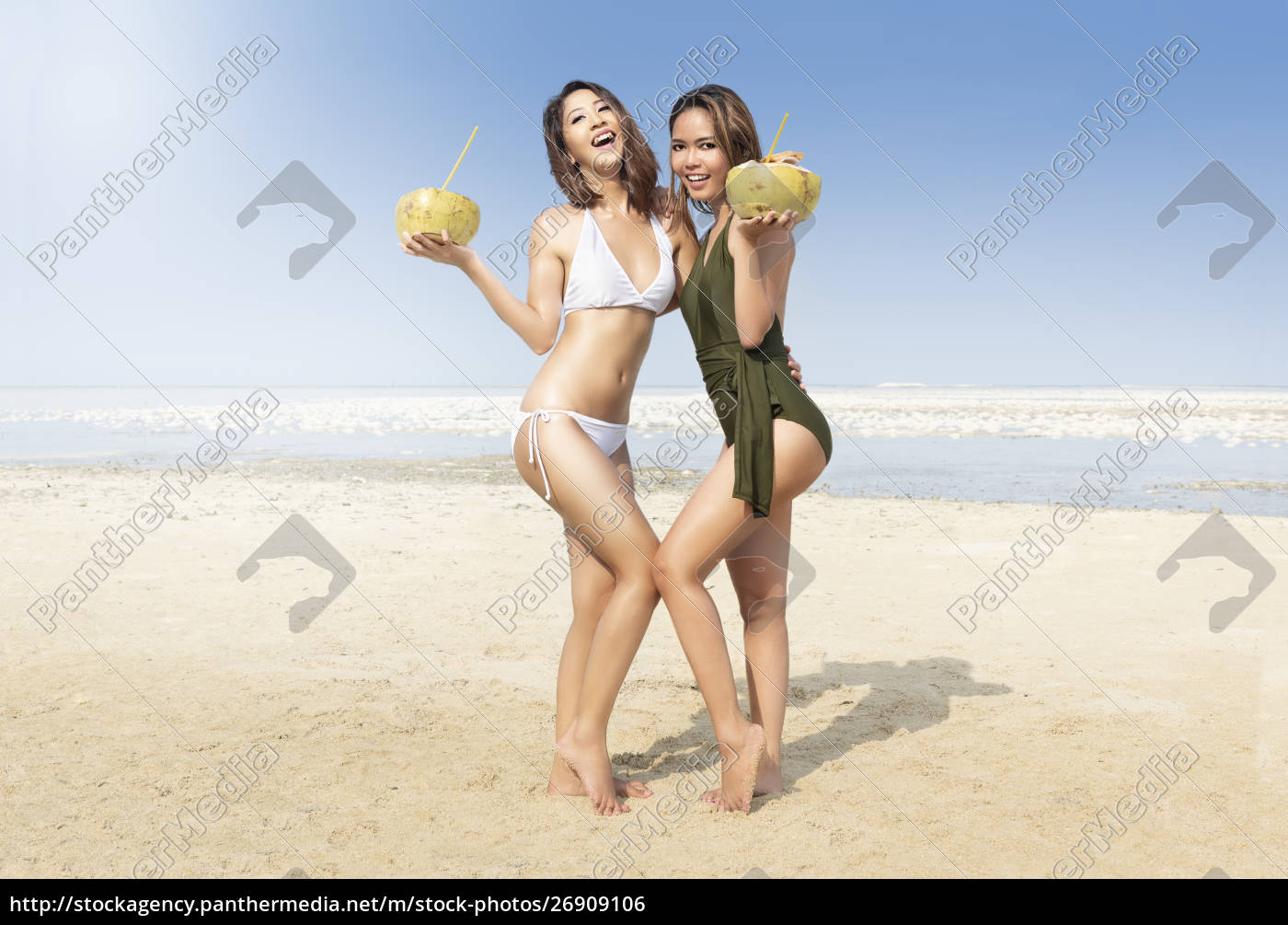 Dos chicas asiáticas sexy en bikini y traje de baño - Stockphoto #26909106  | Agencia de stock PantherMedia