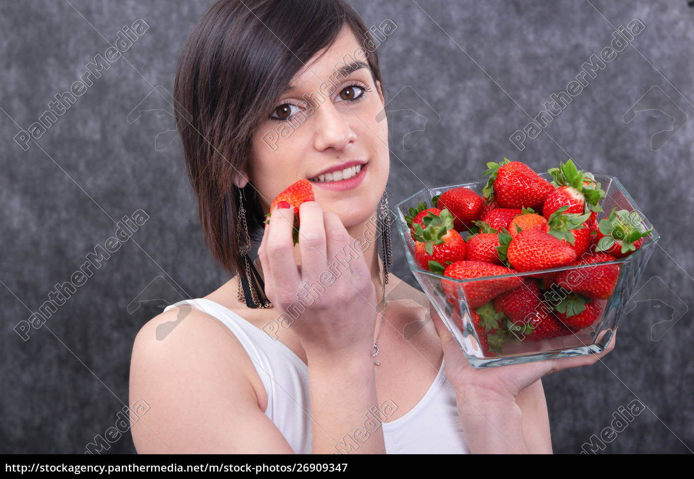 mulher morena muito jovem comendo morango - Fotos de arquivo #26909347 |  Banco de Imagens Panthermedia