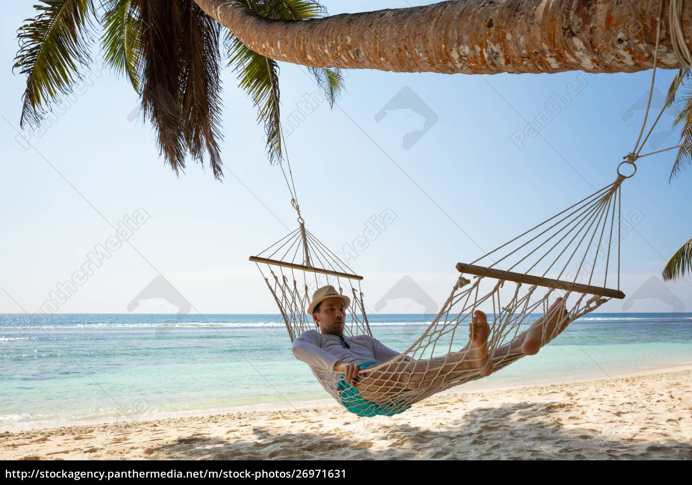 Hombre acostado en hamaca en la playa - Foto de archivo #26971631 | Agencia  de stock PantherMedia