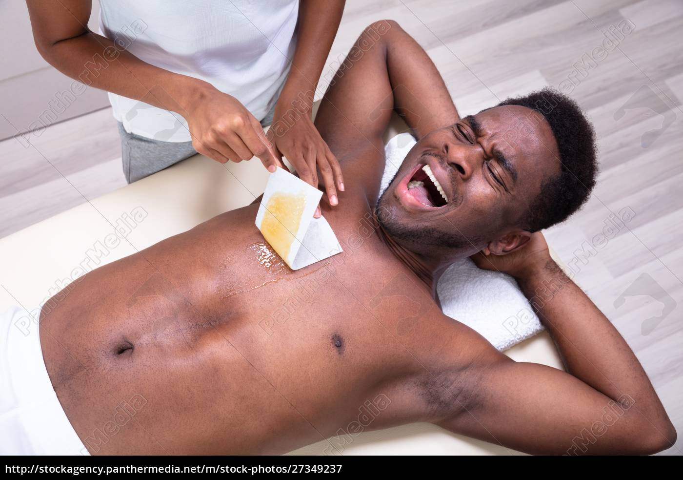 Mujer depilándose el pecho del hombre con tira de cera - Foto de archivo  #27349237 | Agencia de stock PantherMedia