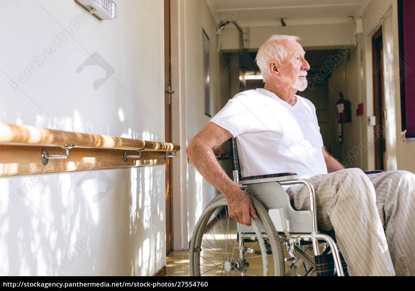 Paciente sênior do sexo masculino sentado em cadeira - Stockphoto #27554760  | Banco de Imagens Panthermedia