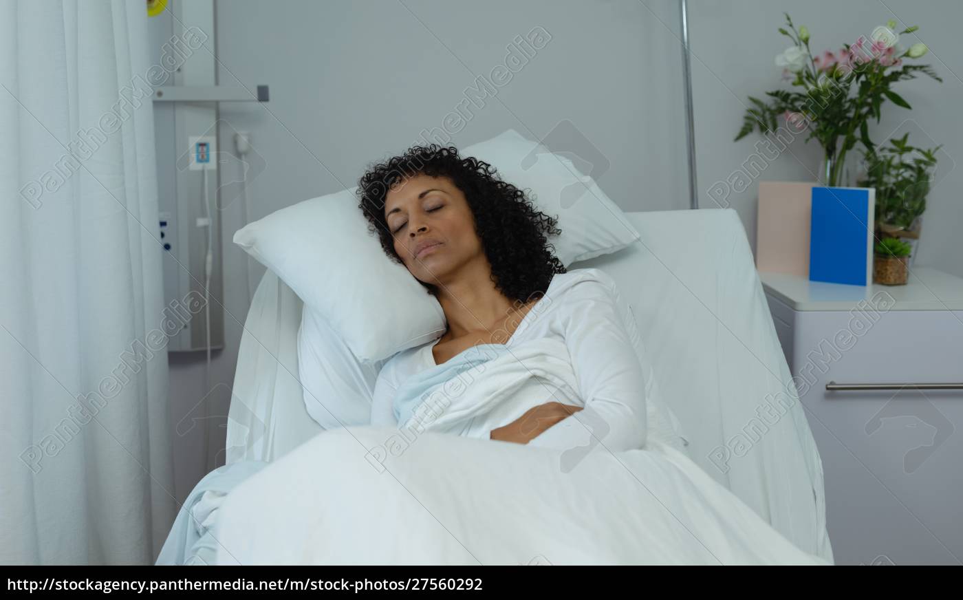 Paciente do sexo feminino dormindo na cama na - Stockphoto #27560292 |  Banco de Imagens Panthermedia