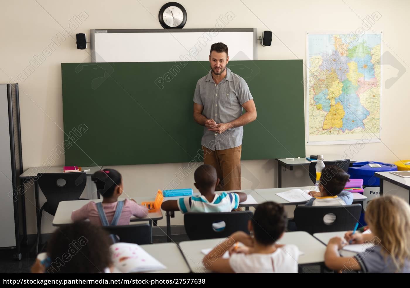 Professor do sexo masculino lecionando em sala de aula - Stockphoto  #27577638 | Banco de Imagens Panthermedia