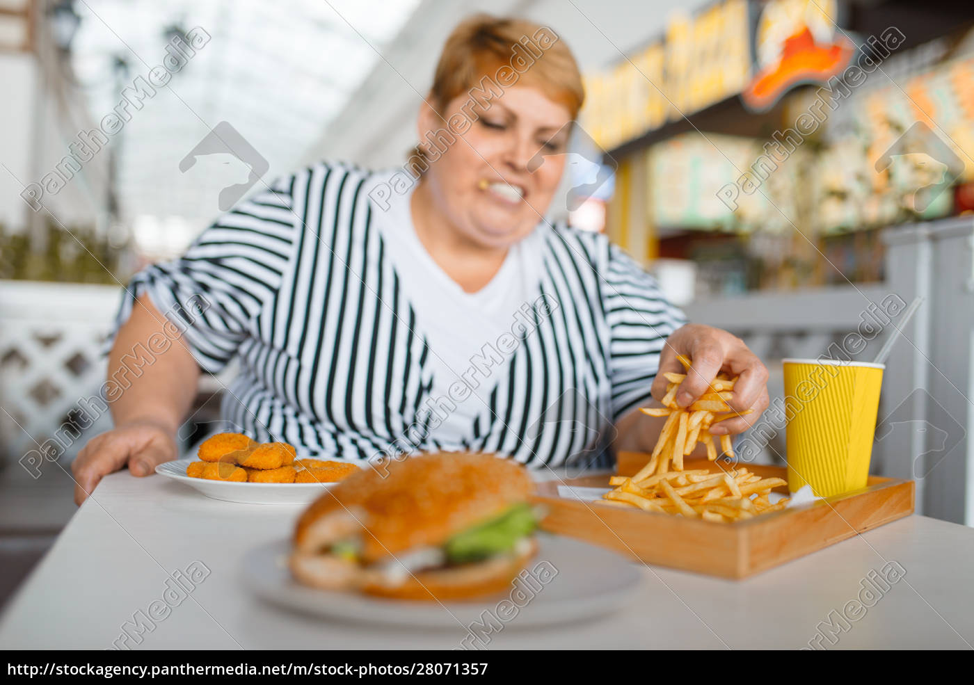 Mulher gorda comendo alimentos de alta caloria em - Stockphoto #28071357 |  Banco de Imagens Panthermedia