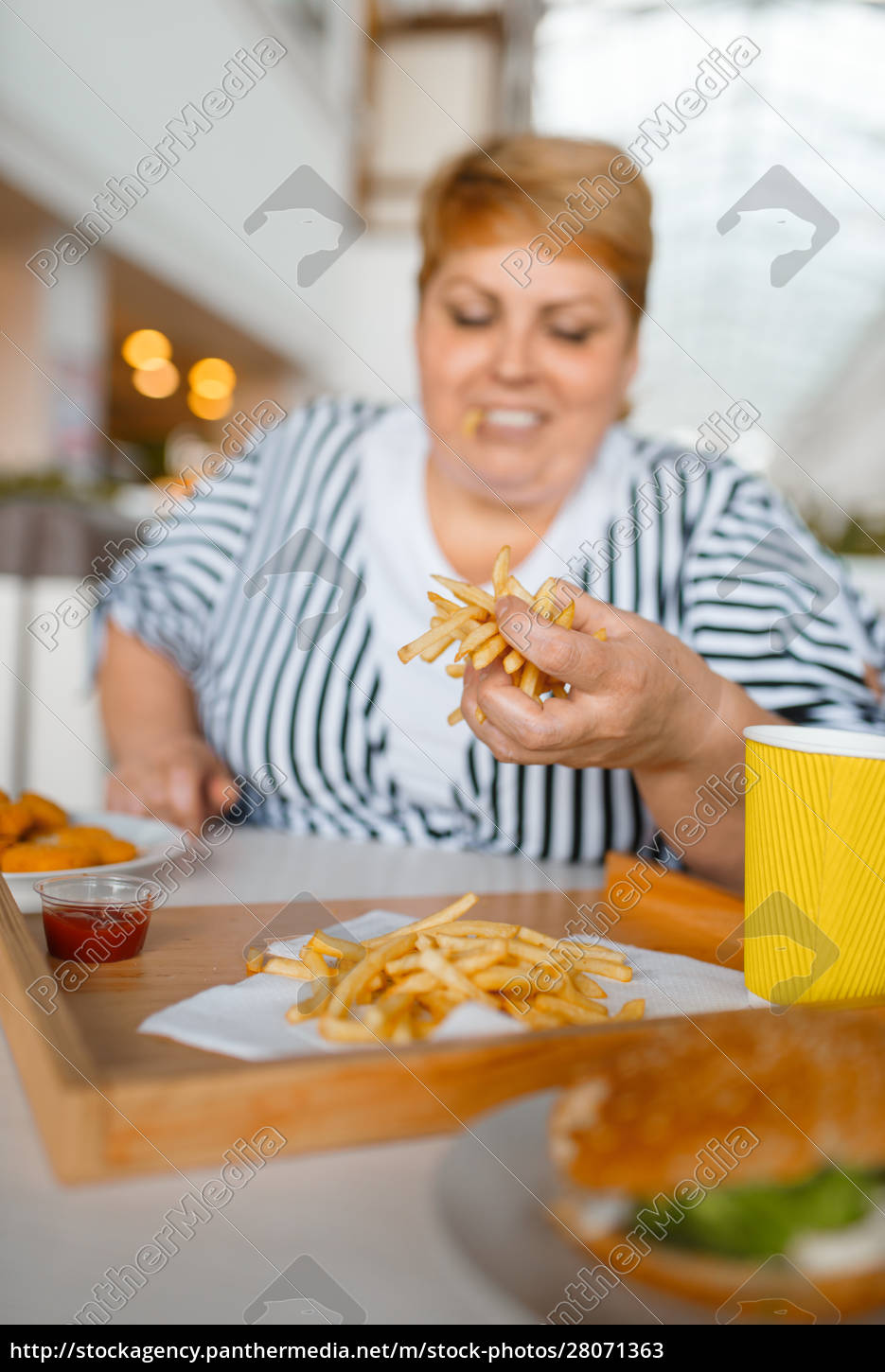 Mulher gorda comendo alimentos de alta caloria em - Stockphoto #28071363 |  Banco de Imagens Panthermedia