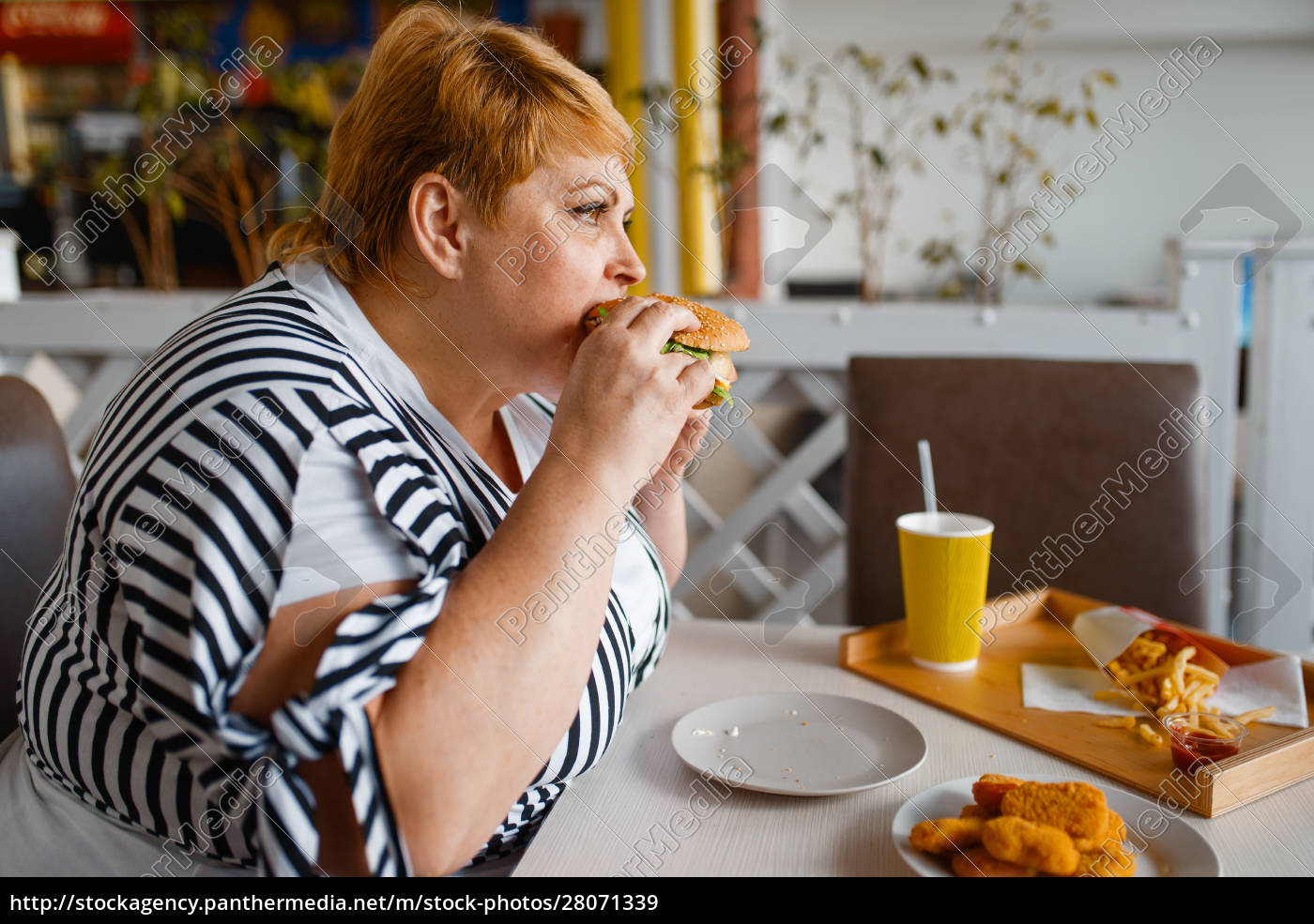 Mulher gorda comendo hambúrguer na praça de - Stockphoto #28071339 | Banco  de Imagens Panthermedia