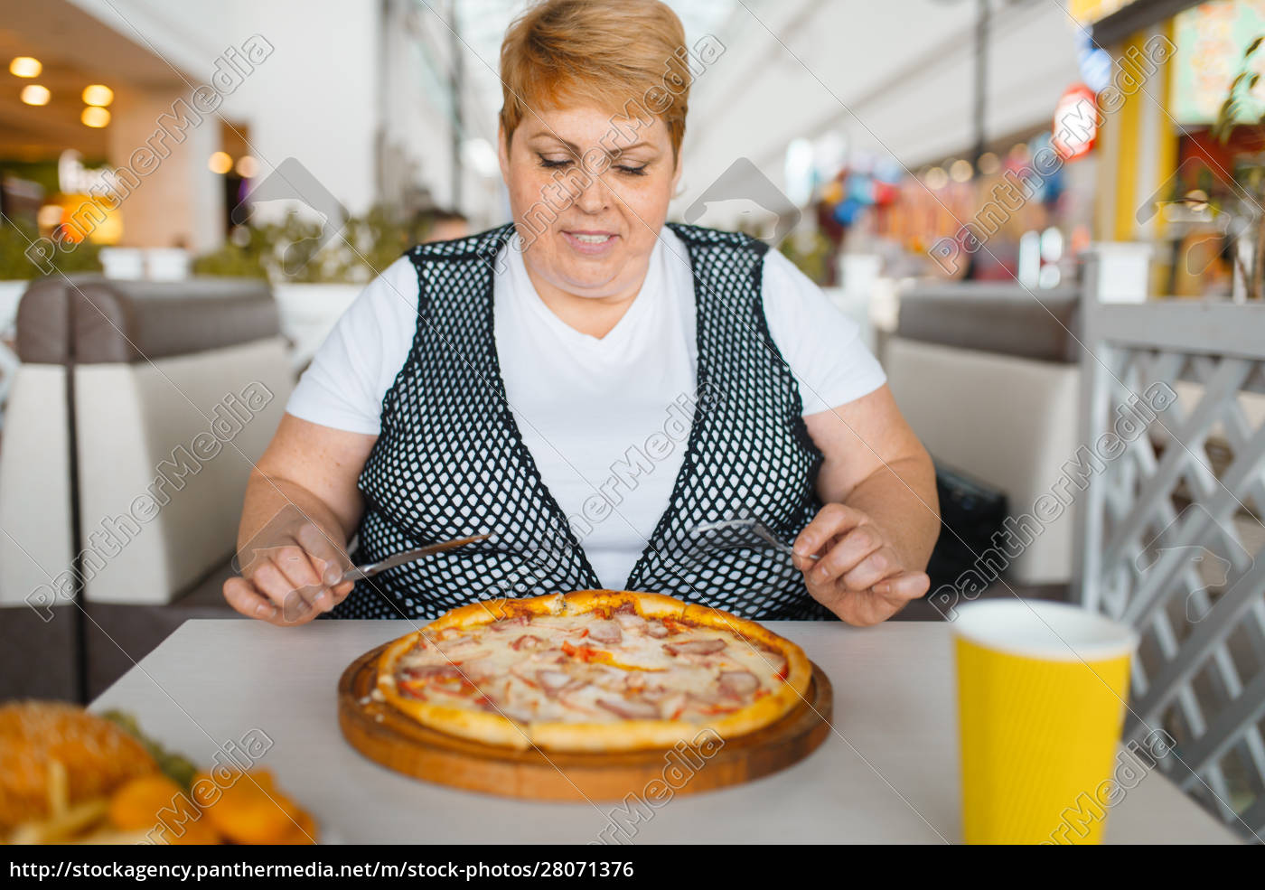 Mulher gorda comendo pizza no restaurante de fastfood - Stockphoto  #28071376 | Banco de Imagens Panthermedia