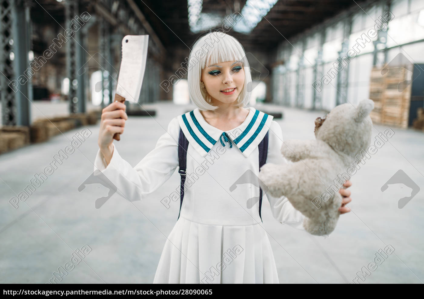 Chica rubia estilo anime con cuchillo y oso de peluche - Stockphoto  #28090065 | Agencia de stock PantherMedia