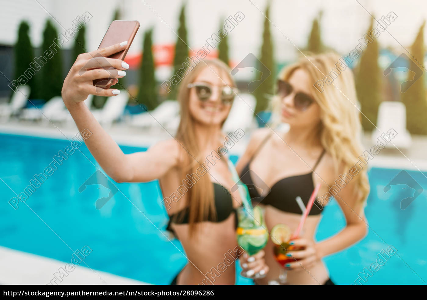 Dos chicas sexys se hacen selfie cerca de la piscina - Stockphoto #28096286  | Agencia de stock PantherMedia