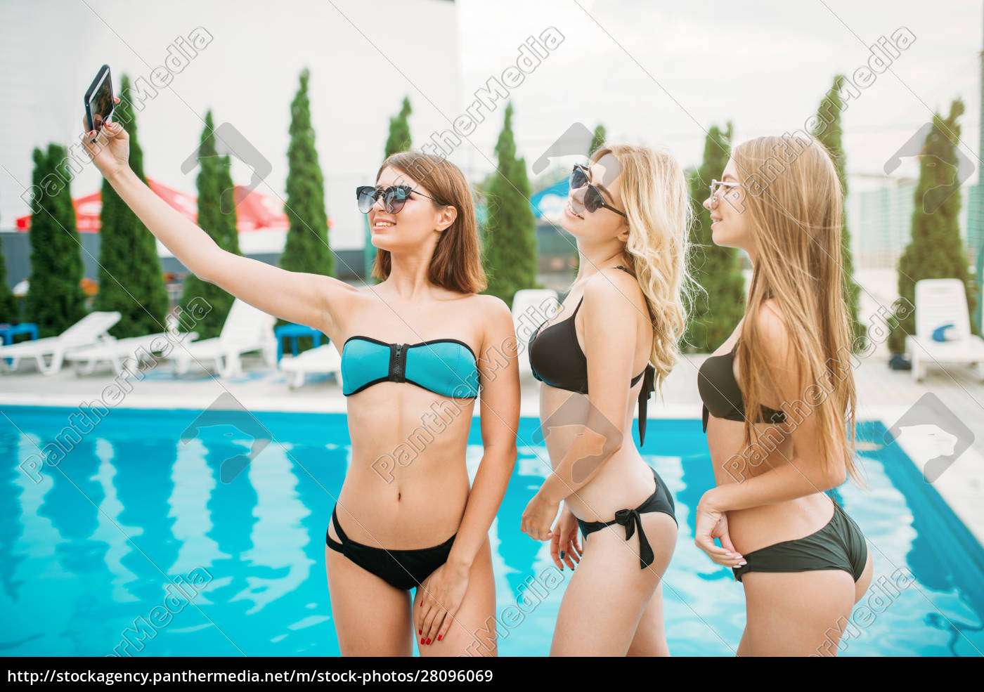 Tres chicas felices se hacen selfie cerca de la piscina - Foto de archivo  #28096069 | Agencia de stock PantherMedia