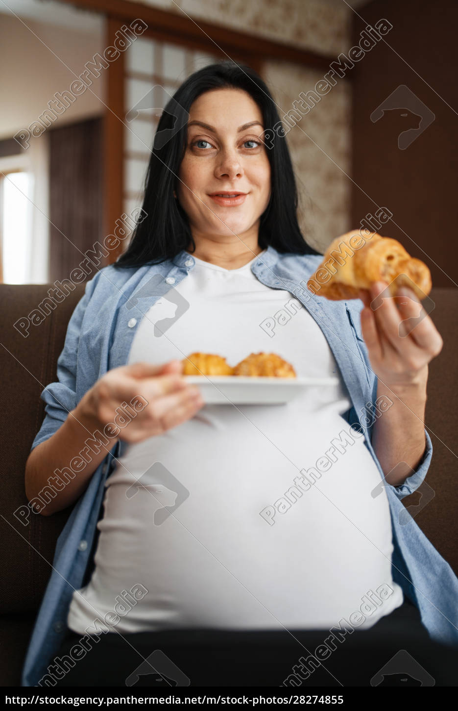 Mulher grávida com barriga comendo doces - Fotos de arquivo #28274855 |  Banco de Imagens Panthermedia