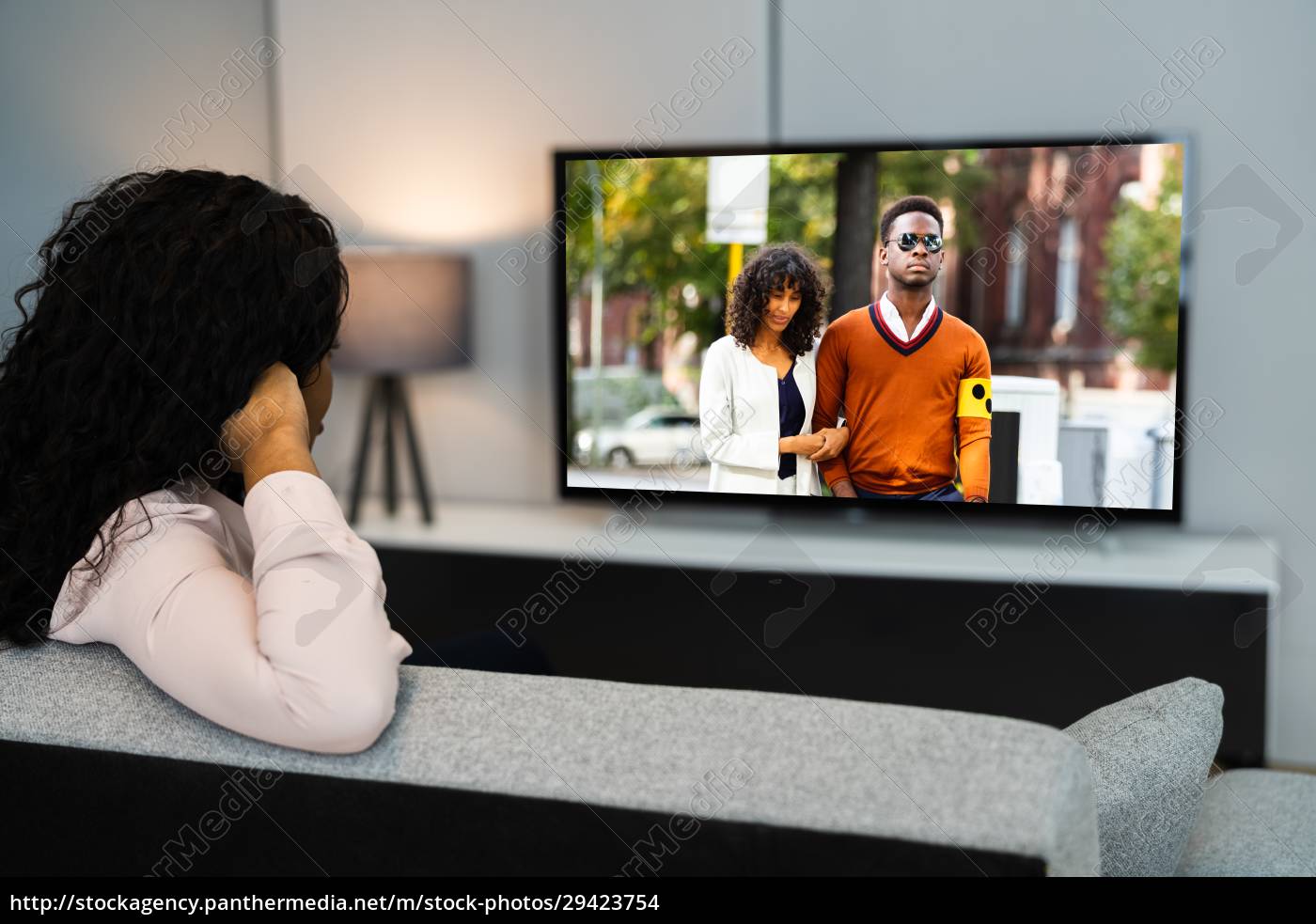 Assistindo filme de TV na televisão - Stockphoto #29423754 | Banco de Imagens Panthermedia