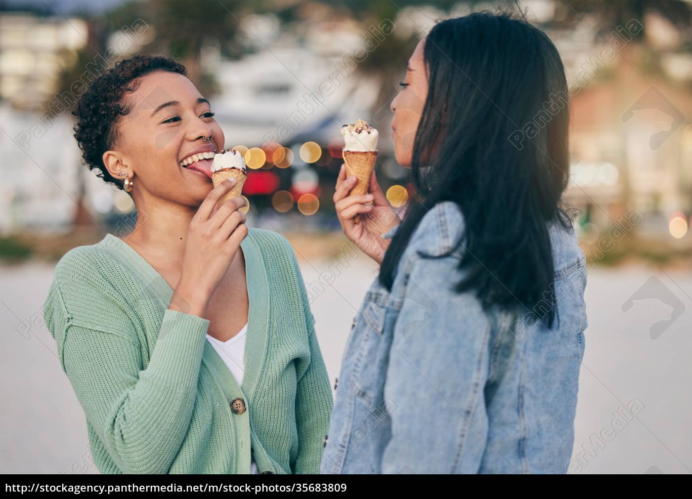 Sorvete praia e casal lésbico comendo sobremesa ao - Stockphoto #35683809 |  Banco de Imagens Panthermedia