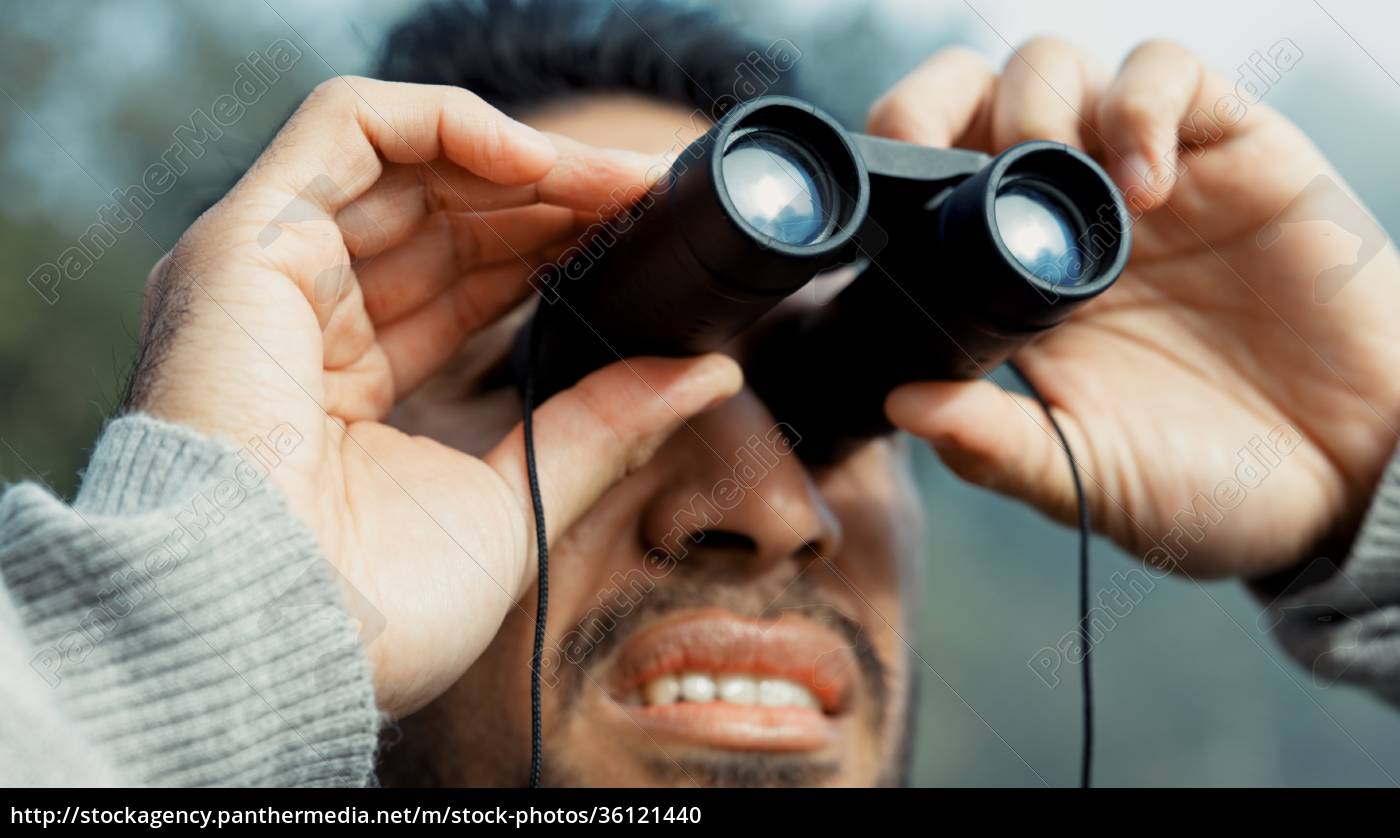 Rosto caminhadas e homem com binóculo na natureza - Stockphoto #36121440 |  Banco de Imagens Panthermedia